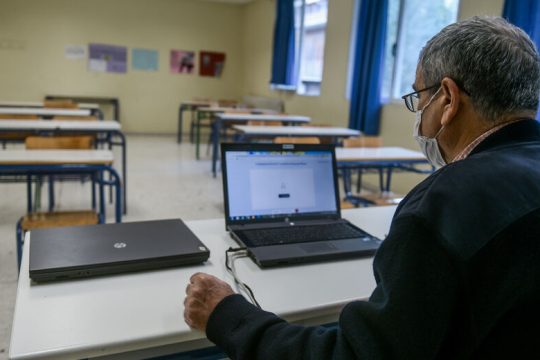 Εκπαιδευτικοί: Κάτω τα χέρια από το ελεύθερο χρόνο μας – Δεν κάνουμε τηλεκπαίδευση από το σπίτι