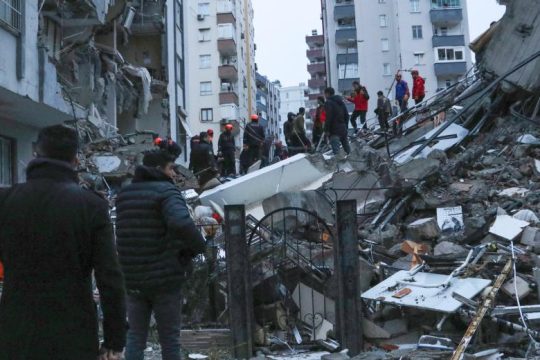 Ξεπέρασαν τους 1.300 οι νεκροί σε Τουρκία και Συρία από χτύπημα του Εγκέλαδου
