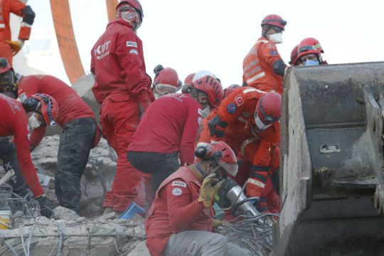 Οι Έλληνες διασώστες διηγούνται όσα αντίκρισαν στην Τουρκία [Βίντεο]