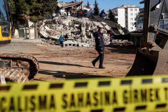 Δραματικές στιγμές στα χαλάσματα: Παράθυρο 72 ωρών για επιζώντες
