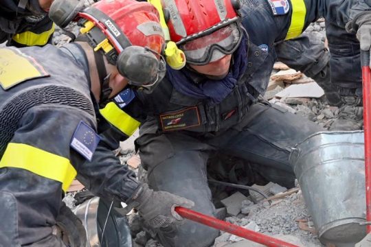 Ξεχειλίζει η οργή – Ξεπέρασαν τους 11.000 οι νεκροί σε Τουρκία και Συρία