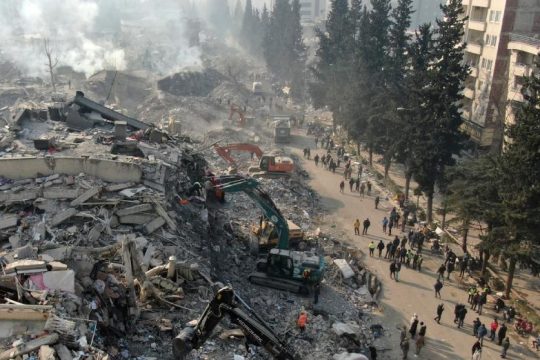 Αβάσταχτος σπαραγμός στα ερείπια με μόνη παρηγοριά τις διασώσεις