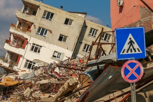 Στη «μάχη» για καταφύγιο οι επιζώντες των φονικών σεισμών