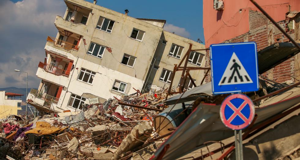 Στη «μάχη» για καταφύγιο οι επιζώντες των φονικών σεισμών