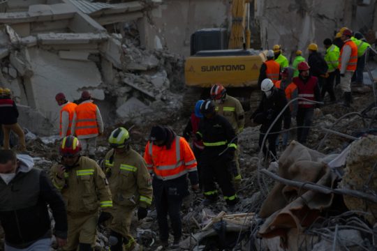 Ύστατες προσπάθειες ανεύρεσης επιζώντων – Ταραχές αναστέλλουν επιχειρήσεις