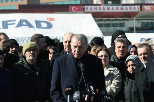 Παιχνίδια με τις εκλογές στην Άγκυρα με αφορμή τον φονικό σεισμό