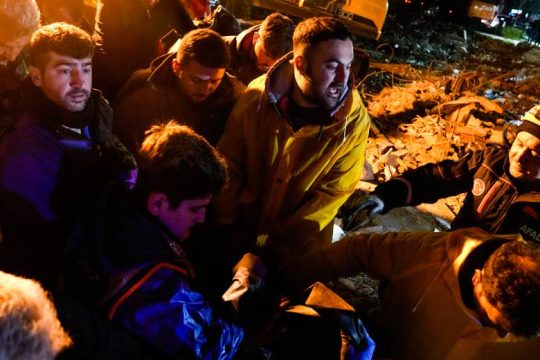 Τραγωδία σε Τουρκία-Συρία: Χιλιάδες οι νεκροί και οι τραυματίες