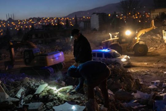 Δραματικές διασώσεις την ώρα των κατεδαφίσεων, αγωνία για την επιβίωση των πληγέντων