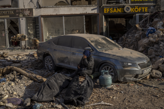 Θρήνος και μικρά θαύματα στα χαλάσματα – Προσπάθειες για την ξεχασμένη Συρία