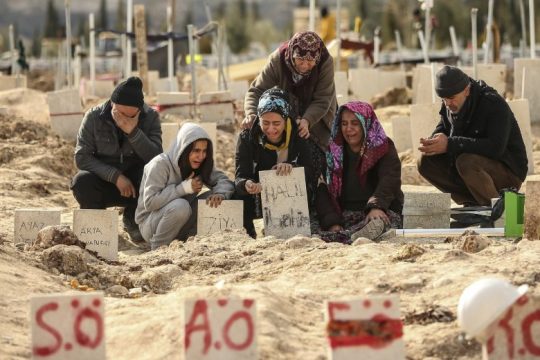 Οργή, φόβος και αγωνία στα συντρίμμια όσο εξανεμίζονται οι ελπίδες