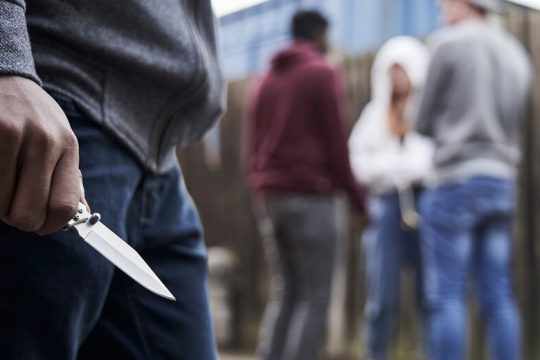 Προσέγγιση, ειρήνευση, αγκάλιασμα παιδιών