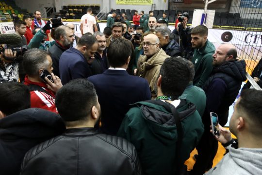 Τραυματισμοί, συμπλοκές και αναβολή στον ευρωπαϊκό ημιτελικό Παναθηναϊκού – Ολυμπιακού