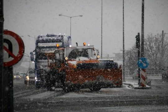 Σφοδρή χιονόπτωση στη Μαγνησία, μάχη να κρατηθούν ανοιχτοί οι δρόμοι