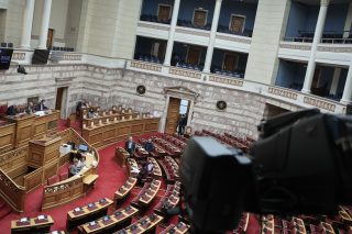 Βουλή: πυρά εναντίον του ΣΥΡΙΖΑ για την αποχή από τις ψηφοφορίες