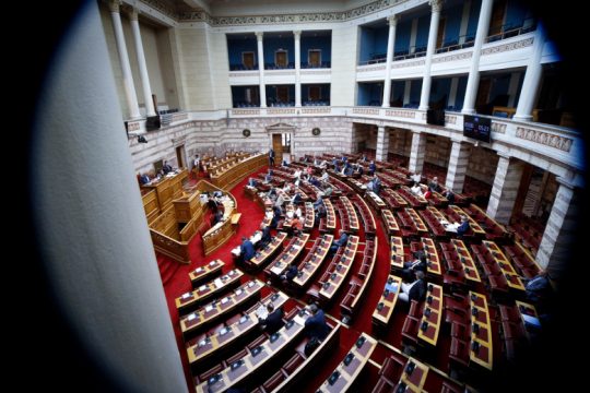 Κατά μέτωπο επίθεση στην κυβέρνηση για τα Μουσεία [LIVE από τη Βουλή]