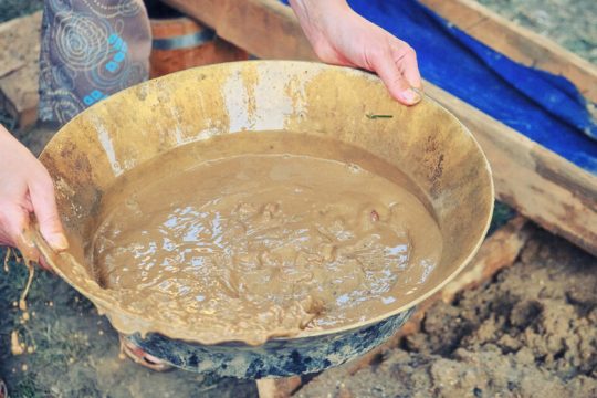 Βιασμοί και αποδεκατισμός ιθαγενών από χρυσοθήρες