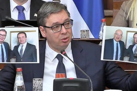 «Άλλαξαν» τον Δένδια με τον Βούτσιτς σε φωτογραφία που προκάλεσε εντάσεις