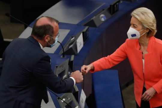 Παιχνίδια Βέμπερ στην Ευρωβουλή με στόχο την πρόεδρο της Κομισιόν