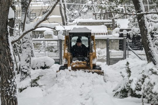 Το επικαιροποιημένο δελτίο καιρού: Σε ποιες περιοχές επιμένει ο χιονιάς