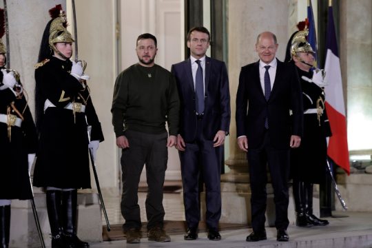 Υποσχέσεις Μακρόν και Σολτς σε Ζελένσκι που πιέζει για όπλα και αεροσκάφη