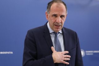 Ενα βολικά ακέφαλο υπουργείο