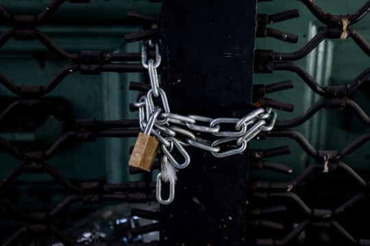 Λουκέτο σε δύο οικοτροφεία λόγω άθλιων συνθηκών διαβίωσης