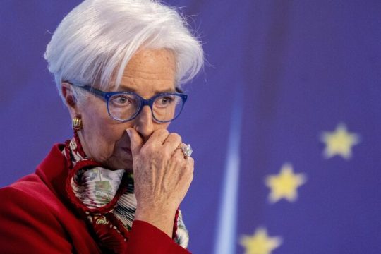 Επιμένει η ΕΚΤ στις αυξήσεις επιτοκίων