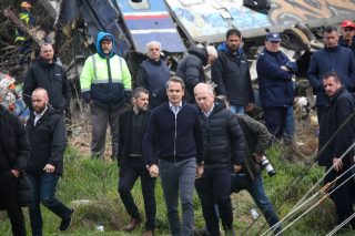 Κρύβεται πίσω από τον σταθμάρχη η κυβέρνηση
