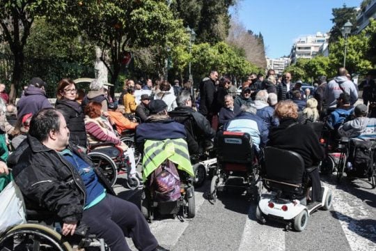 ΟΠΚΕ κατά ΑμεΑ σε πανελλαδική διαμαρτυρία έξω από το Μαξίμου