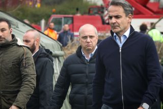Τον ξεσκεπάζουν, κι ας πλευριτώσει
