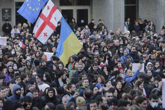 «Βγήκαν μαχαίρια» στην Τιφλίδα
