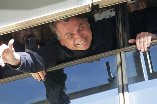 Ο Μπολσονάρο γύρισε και περνιέται για ήρωας