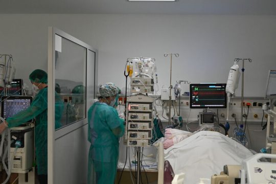 Ακόμη 75 θάνατοι λόγω Covid-19, αύξηση θετικότητας για τη γρίπη