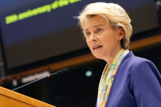 Η Φον ντερ Λάιεν πάει στο Πεκίνο με… παράπονα για τη Ρωσία