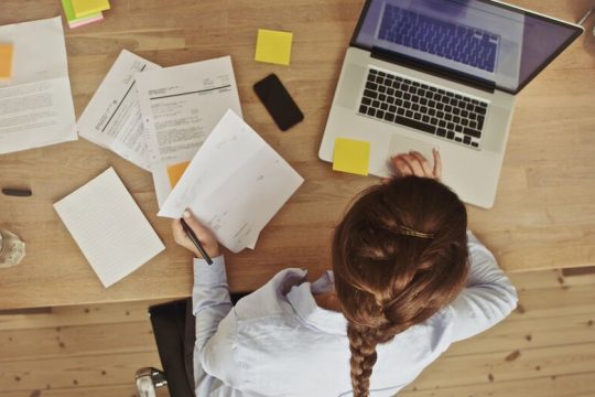 Η τετραήμερη εργασία κάνει καλό σε ισότητα και επιχειρηματικότητα