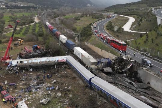 Ειδική σύνταξη και διαγραφές οφειλών στα μέτρα στήριξης για την τραγωδία στα Τέμπη
