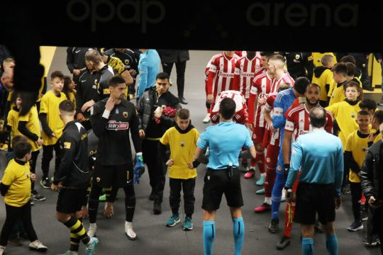 Να παραμείνει πρώτη και να τον… τελειώσει