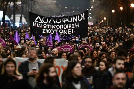 Μεγαλειώδεις φεμινιστικές πορείες με αντικυβερνητικό «αέρα» για τα Τέμπη