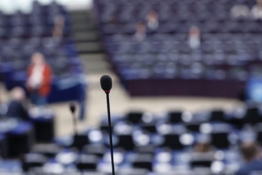 Ενός λεπτού σιγή για τα θύματα των Τεμπών και τους νεκρούς πρόσφυγες στο Ευρωκοινοβούλιο