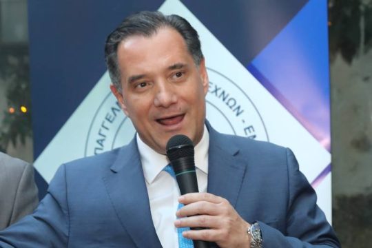 Στα κάγκελα ο Άδωνις με το «Ράδιο Αρβύλα», πέρασε στην αντεπίθεση