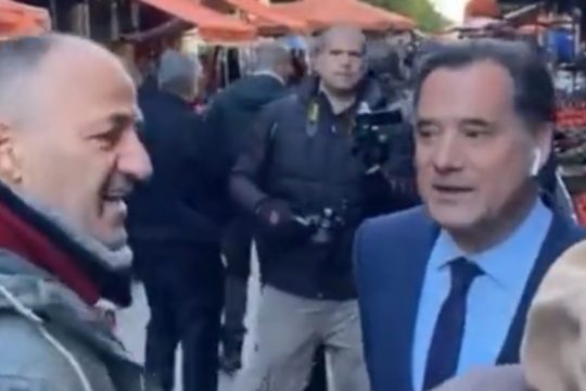 Στη λαϊκή ο Άδωνις παρέα με πρώην χρυσαυγίτη