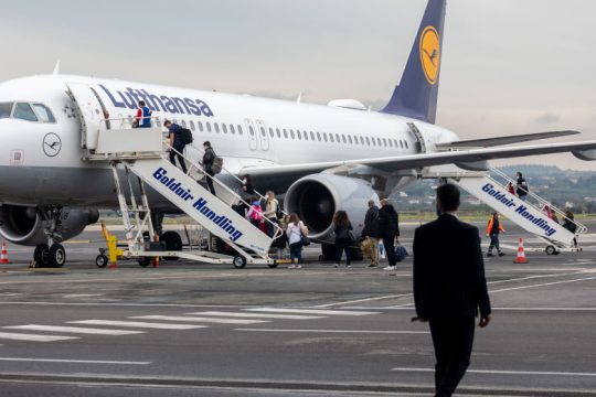 Στο μικροσκόπιο οι αερομεταφορές, στη σκιά του εγκλήματος στα Τέμπη