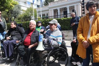 «Μας πάνε στον Μεσαίωνα όλους καρφωτούς»