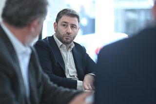 Φέρνει στις Βρυξέλλες την τραγωδία των Τεμπών