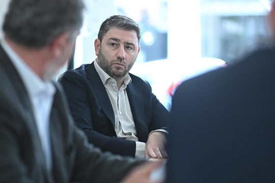 Φέρνει στις Βρυξέλλες την τραγωδία των Τεμπών