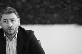 Φέρνει στις Βρυξέλλες την τραγωδία των Τεμπών