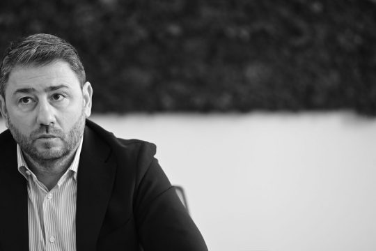 Φέρνει στις Βρυξέλλες την τραγωδία των Τεμπών