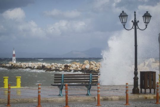Προβλήματα σε πλοία λόγω ισχυρών ανέμων