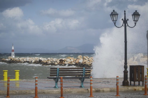 Προβλήματα σε πλοία λόγω ισχυρών ανέμων