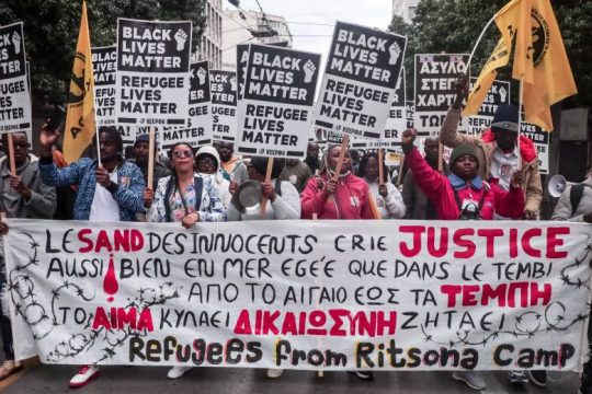 Μαζικό αντιρατσιστικό συλλαλητήριο γιατί «κανένας άνθρωπος δεν είναι παράνομος»
